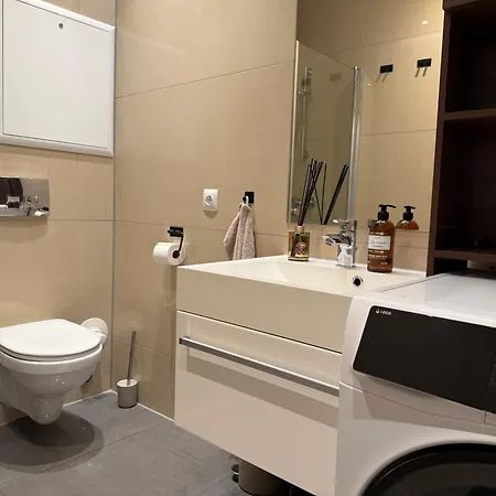 Апартаменти Modern With Private Parking Берген